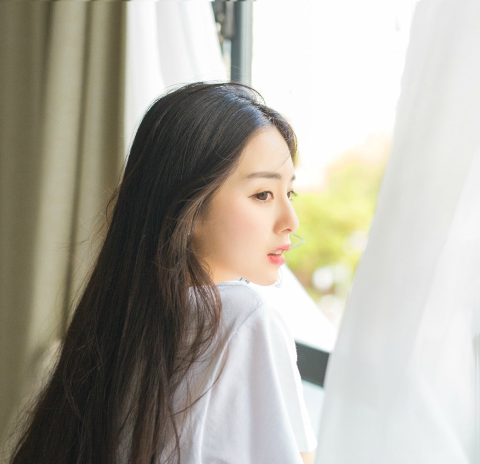 “多谢夫君体谅。”大乔微微松了口气，见小乔还站在那里不动，不由有些气急，拉了拉妹妹的手。